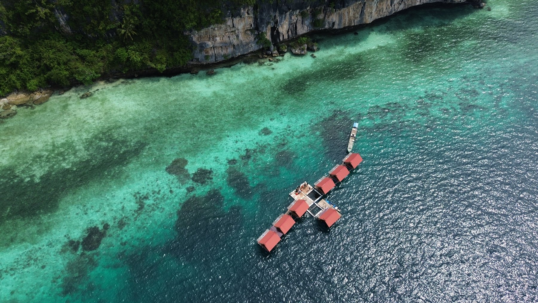 Pemandangan udara laguna biru Desa Gerak Makmur